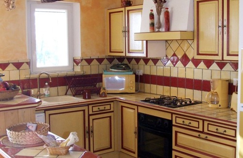 Pierrerue Villa | Finca "Maison Coquelicot - Mas de bel Air" with Shared Pool & Wi-Fi