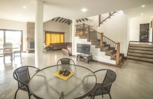 Guatape Villa | Finca on Lake Guatape with Infinity Pool & Jacuzzi