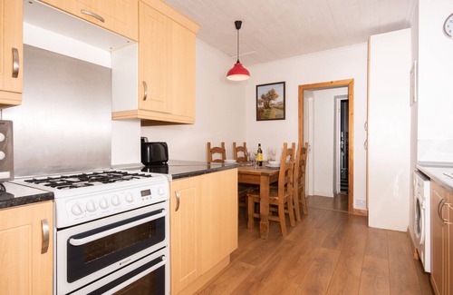 Westoe Apartment | ✪ Find Dwellcome Home Ltd ✪ 5 Beds / 3 bedrooms spacious 1st floor apartment