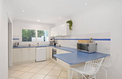 Fingal Bay House | Fingal Dawn - family friendly home, just 5 min walk from the beach!