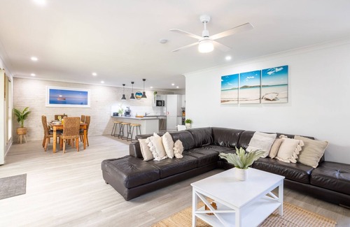 Fingal Bay House | Fingal on Whitesands- all on ground level with air con, wi-fi and boat parking