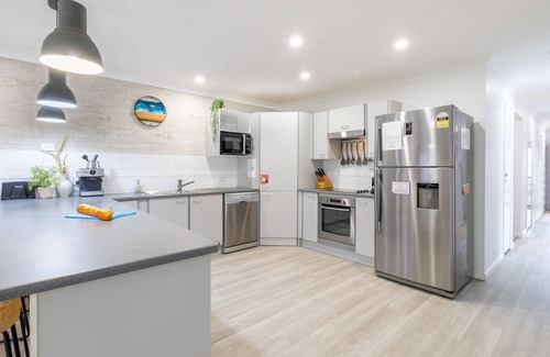 Fingal Bay House | Fingal on Whitesands- all on ground level with air con, wi-fi and boat parking