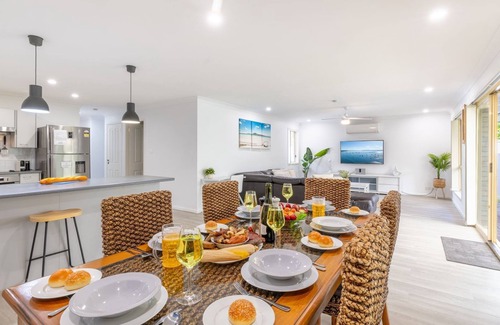 Fingal Bay House | Fingal on Whitesands- all on ground level with air con, wi-fi and boat parking