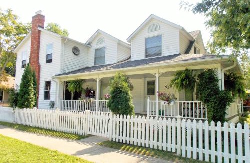 Historic Old Town Bed & Breakfast | Finlay House Bed and Breakfast Niagara - on - the - Lake