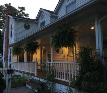 Historic Old Town Bed & Breakfast | Finlay House Bed and Breakfast Niagara - on - the - Lake