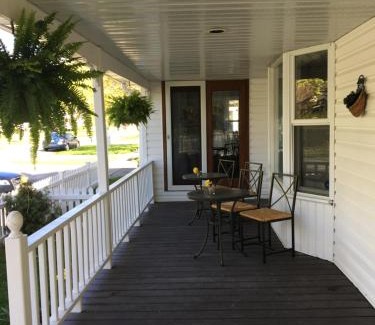 Historic Old Town Bed & Breakfast | Finlay House Bed and Breakfast Niagara - on - the - Lake