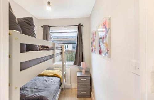 Seven Sisters House | Finsbury Park Hideout Sleeps 10