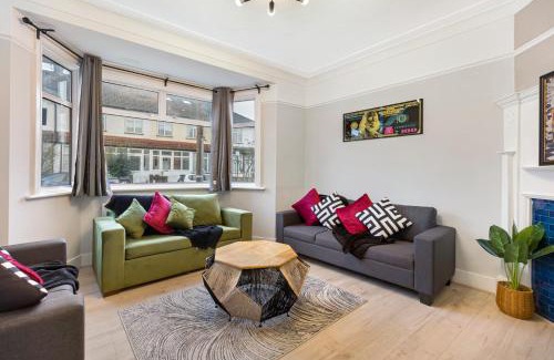 Seven Sisters House | Finsbury Park Hideout Sleeps 10