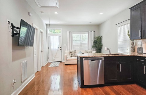 Chapel Hill Apartment | Fire Pit - 4 Min. from UNC - 7 Min. from Carrboro - Fast Wi-Fi