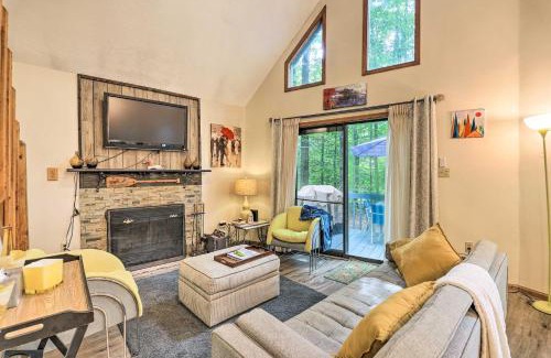 Pocono Lake House | Fire Pit and Deck Colorful Cabin in Pocono Lake!