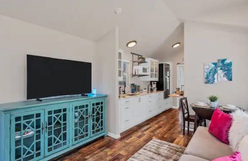 New Braunfels House | Fire Pit | Cozy | Pets OK | WiFi | Fenced Yard