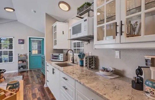 New Braunfels House | Fire Pit | Cozy | Pets OK | WiFi | Fenced Yard