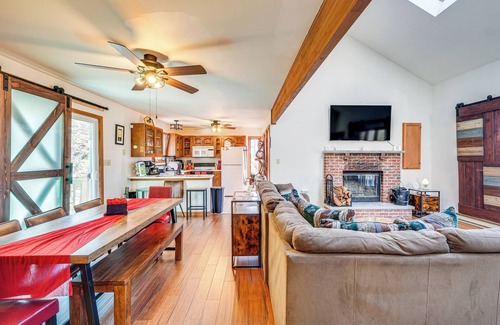 Bushkill Cabin | Fire Pit & Gas Grill: Charming Poconos Abode!