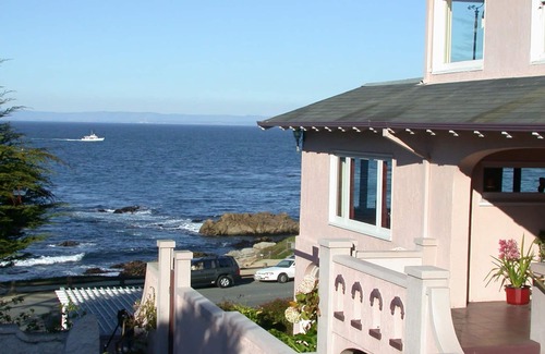 Pacific Grove Cabin | Fireplace/Art Nouveau 4 piece mahogany KINGBED set/captains round table/tub/show