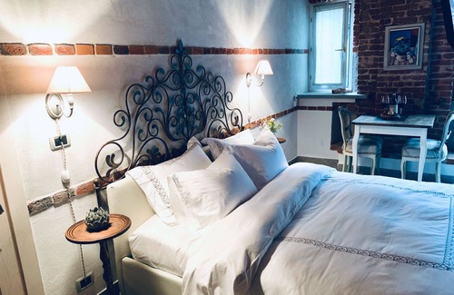 Gassino Torinese Bed & Breakfast | Fireplace Suite - country chic with heated hot tub in the garden