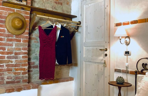 Gassino Torinese Bed & Breakfast | Fireplace Suite - country chic with heated hot tub in the garden