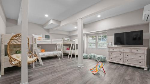 Mooresville House | Fireside Fun by AvantStay Sleeps 18 Waterfront Pool