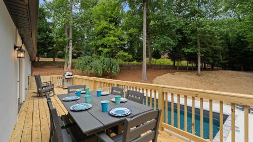 Mooresville House | Fireside Fun by AvantStay Sleeps 18 Waterfront Pool