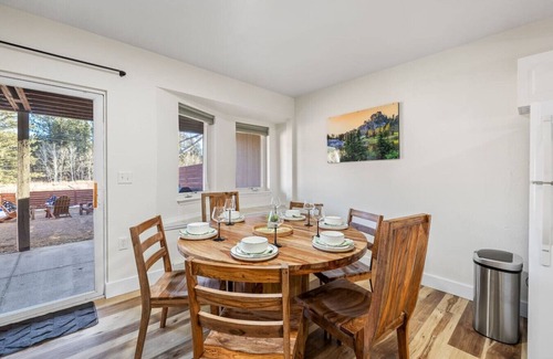 Custer Apartment | Fireside Grove | Downtown Stay w/Hot Tub