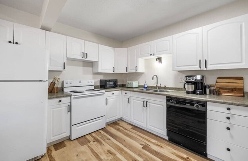 Custer Apartment | Fireside Grove | Downtown Stay w/Hot Tub