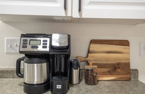 Custer Apartment | Fireside Grove | Downtown Stay w/Hot Tub