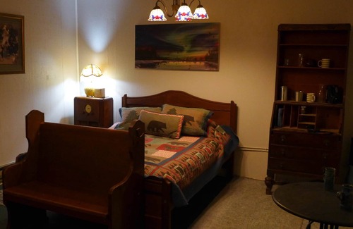Wells House | Fireweed Room - Mountain Time Getaways in Wells