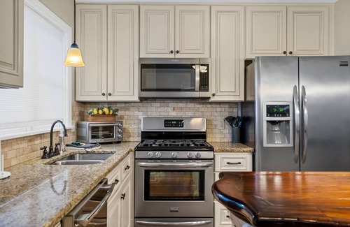 Bowling Green Condo | First Class Comfort | 3BD & 2BA