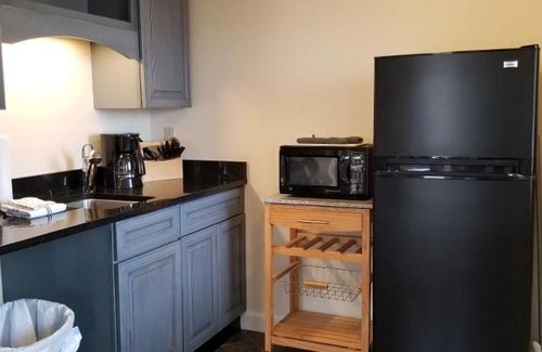 Edgecomb Apartment | First floor comfort and convenience Sheepscot Harbour Studio #207