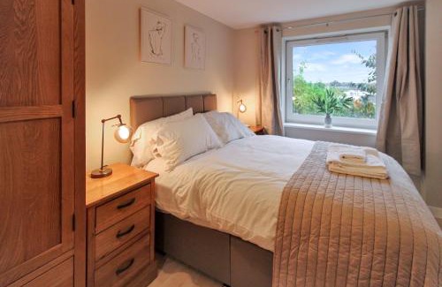 Basingstoke Apartment | First floor stylish two bed apartment winterthur Way Short Stays