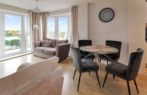 Basingstoke Apartment | First floor stylish two bed apartment winterthur Way Short Stays
