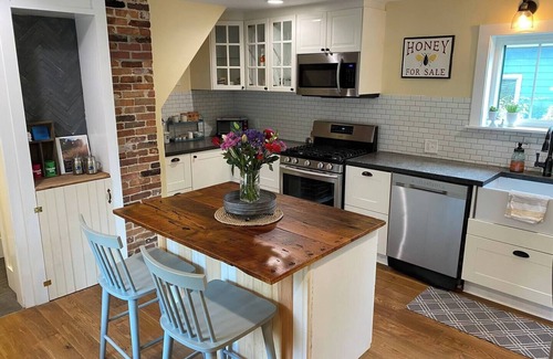 Kennebunk Apartment | First floor unit | private deck with grill