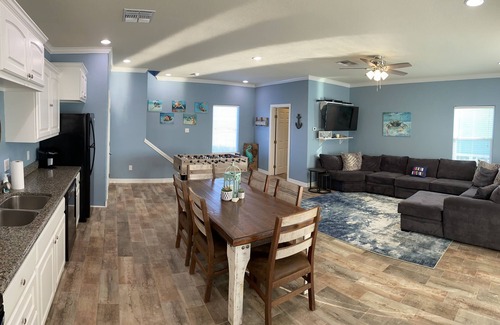 Elmaton House | Fish from your private dock on the Colorado River at Bay Bandits’ Hideaway!