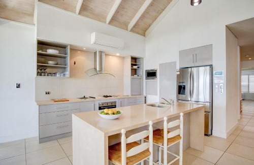 Mission Beach House | Fish on a Fence - Absolute Beachfront