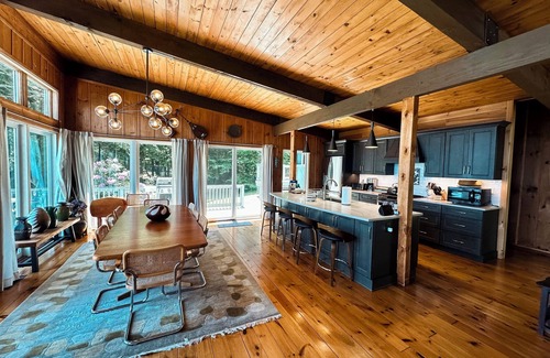 Diamond Point House | Fish Point Hideaway – Lakefront Retreat with 6 Bedrooms & 4 Baths on Lake George