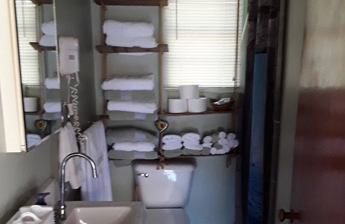 Milledgeville Cabin | Fisherman's cabin located on main body of deep water on Lake Sinclair.