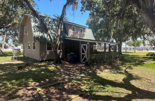 Moore Haven House | Fisherman’s paradiseThis Charming 3-bedroom house with WiFi, AC in Moore Haven,!