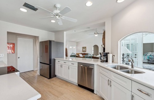Vanderbilt Conners House | FISHERMANS PARADISE WATERFRONT POOL HOME 2 minute drive to the beach