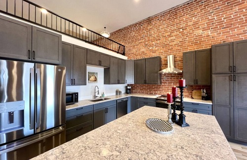 Baker City Apartment | Fishers Loft A - New! Gorgeous! Downtown!