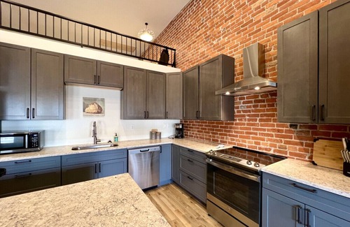 Baker City Apartment | Fishers Loft A - New! Gorgeous! Downtown!