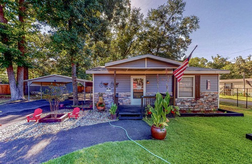 Avinger House | Fishing Cabin Near Lake O’ the Pines - Fenced Dog-Friendly Yard & Firepit