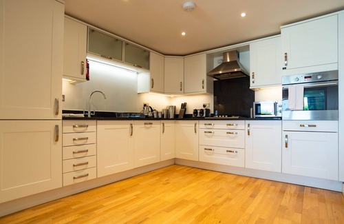 Newquay Cottage | Fistral Beach Apartment 3 - a fistral beach that sleeps 4 guests in 2 bedrooms