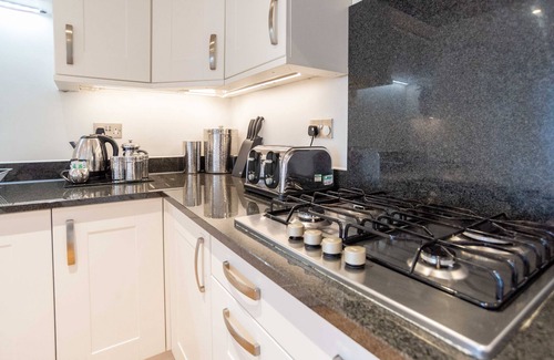 Newquay Cottage | Fistral Beach Apartment 3 - a fistral beach that sleeps 4 guests in 2 bedrooms