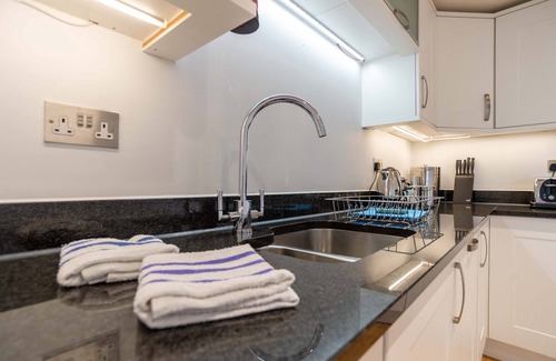 Newquay Cottage | Fistral Beach Apartment 3 - a fistral beach that sleeps 4 guests in 2 bedrooms