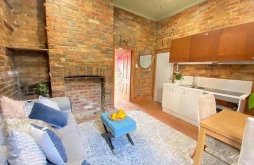 Fitzroy House | Fitzroy- Private rooms 2-4 guest #GuestHouse #AusGP #DirectTram #F1