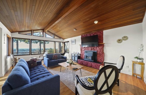 Upper Ten Oaks Cottage | Five Bedroom Oasis with View of Abbotsford Valley