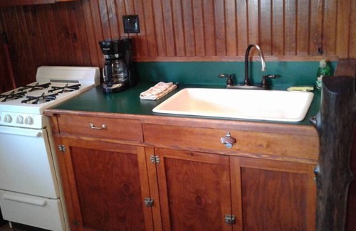Hot Springs Cabin | FIVE POINTS~LAKE HAMILTON: Cabin#C ~ 1BR w/Queen Bed, Futon in LR, Full Kitchen, Breakfast "Fixins" Provided, Jetted Tub, Balcony Deck off BR