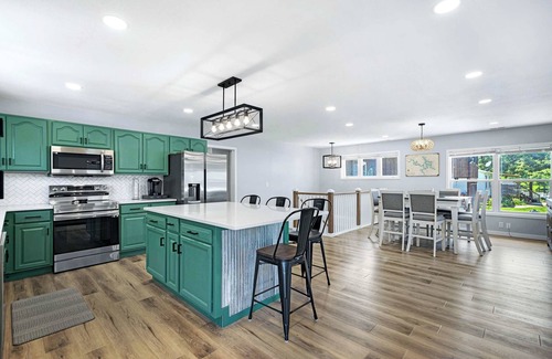 Camdenton House | FiveStar Homestead | Ozark Waterfront Living for 8 w/Private Dock!