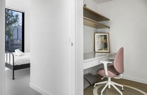 West Melbourne Apartment | Flagstaff Stanley - Experience Cityscape Simplicity