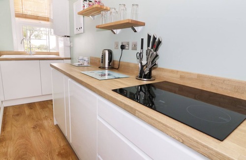 Frinton-on-Sea Cottage | FLAT 1, CAMBRIDGE COURT, family friendly in Frinton-On-Sea