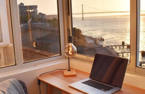 Cacilhas Apartment | Flat in Cacilhas – Lisbon Stunning River views